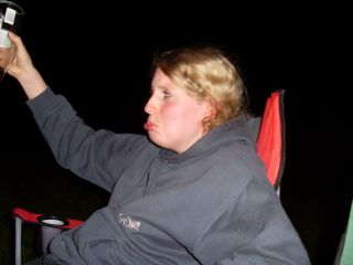 Stephie schmei�t die Flasche weg