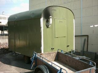 Bauwagen von vorn, wegen des zu kurzen Kamins stark verru�t