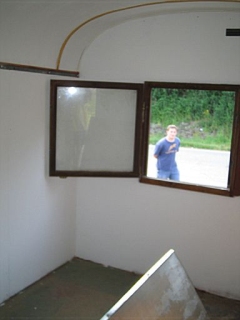 Bauwagen von innen, jetzt sch�n und wei� gestrichen