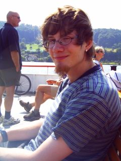 Christians T-Shirt wird vom Wind auf dem Schiff aufgebl�ht