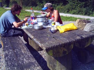 Jenny und Christian machen in der hei�en Mittagssonne ein Vesper