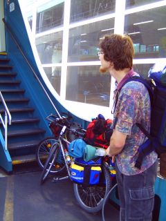 Christian steht auf der F�hre bei den Fahrr�dern