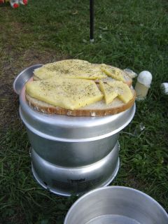 2 Brote mit 125 Gramm K�se werden auf dem Campingkocher gebraten