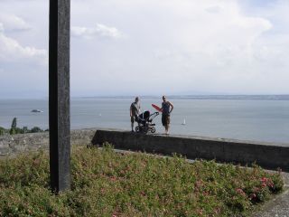 Bj�rn und Daniel mit Kinderwagen