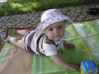 Zo� auf einer Decke