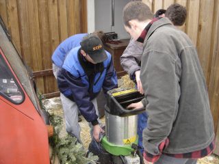 Dominic stopft Stroh in die H�ckselmaschine