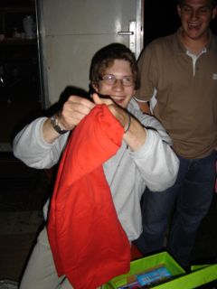 Christian h�lt roten Stoff in der Hand