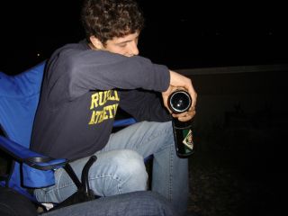 Jan benutzt eine Bierflasche als Flaschen�ffner