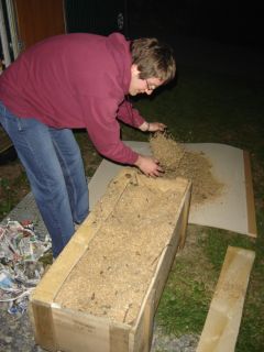 Christian wirft das S�gemehl aus der Kiste