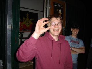 Christian h�lt stolz eine Walnuss hoch