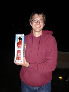  Christian pr�sentiert seinen Feuerl�scher