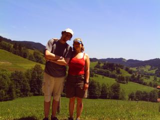 Jenny und Christian vor Allg�uer Landschaft