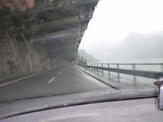 Nasse Stra�e in der Schweiz