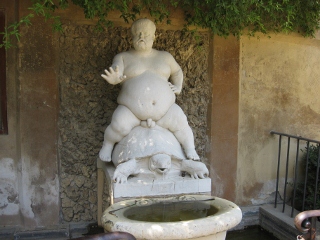 nackter-Zwerg-sitzt-auf-Schildkr�te-die-Wasser-ausspuckt-Brunnen