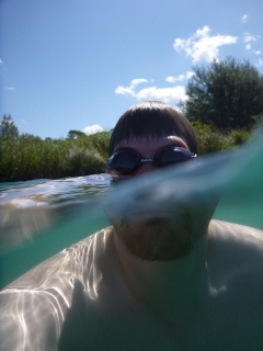 Christians Kopf halb unter und halb �ber Wasser