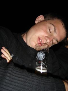 nach der Wizentime schl�ft der Mane auf seinem Weizenglas