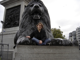 Jenny und der L�we am Fu�e der Nelson-S�ule