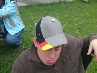 Mane mit G�nsebl�mchen im Hut