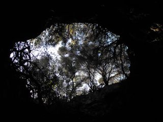 H�hleneinstige von unten