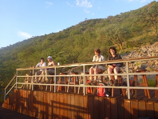 Wir sitzen auf der Plattform