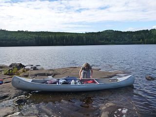 Bj�rn entl�dt das Kanu