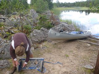 Bj�rn baut den Transportwagen zusammen