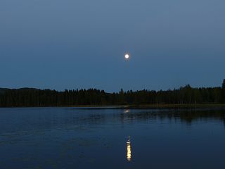 Der Mond macht eine Lichtstra�e auf dem Wasser