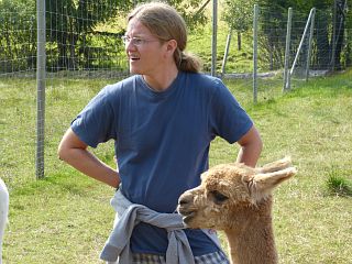 Bj�rn und ein Alpaka