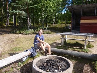 Bj�rn an der Feuerstelle