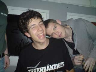 Sebbe st�tzt seinen Kopf auf Jans Schulter