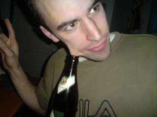 Dominics Flasche h�ngt ihm im Gesicht