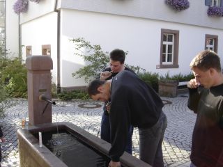Z�hne putzen am Dorfbrunnen