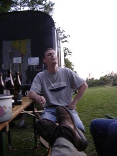 Benne bl�st Zigarettenrauch in die Luft