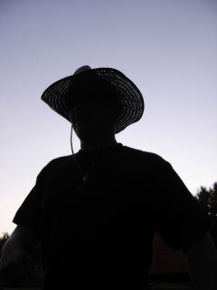 Profil eines Menschen mit Strohhut gegen die D�mmerung