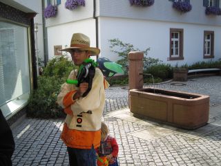 Mane mit der Spritzpistole; Meike gie�t sein Bein