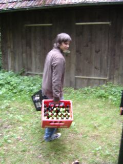 Flo mit zwei Bierk�sten