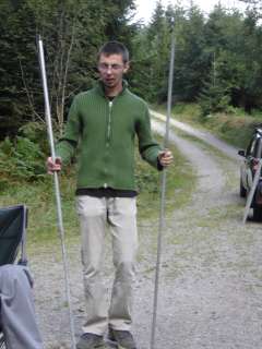 Zipfel hat zwei Zeltstangen in den H�nden