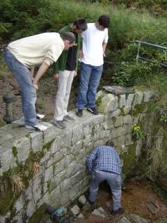 Benne schlie�t die Staumauer und alle schauen zu