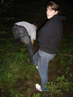 Mane gr�bt und Meike steht auf dem Schatz