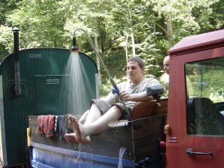 Mane duscht seine F��e