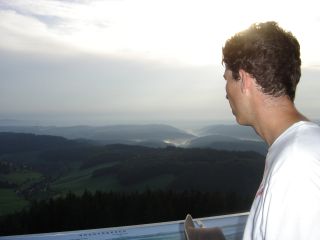 Jan genie�t die Aussicht